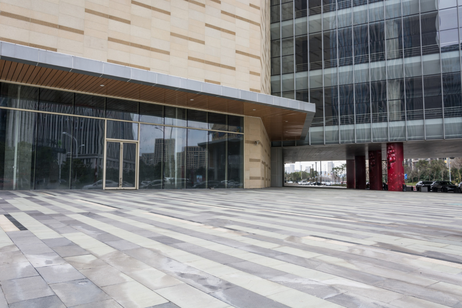 Gresia de exterior pentru spatiile comerciale: Ce norme trebuie sa respecti pentru siguranta clientilor tai?