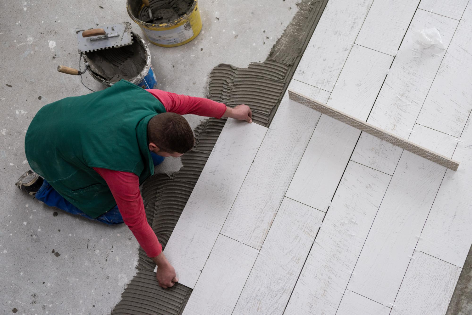 5 avantaje estetice si functionale pe care gresia tip parchet le are, comparativ cu pardoseala laminata
