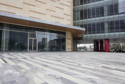 Gresia de exterior pentru spatiile comerciale: Ce norme trebuie sa respecti pentru siguranta clientilor tai?