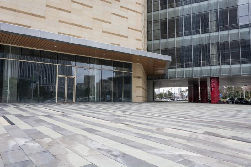 Gresia de exterior pentru spatiile comerciale: Ce norme trebuie sa respecti pentru siguranta clientilor tai?